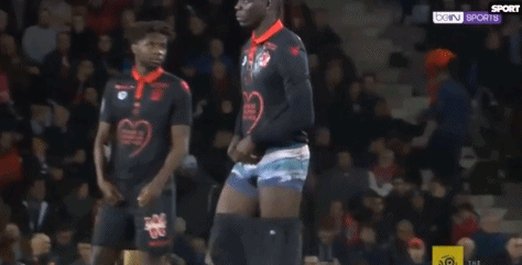 杠上！卡拉格喷费迪南德：草根代言人，怎么不聊聊世界杯票价（正面刚！卡拉格怼费迪南德：既是草根代言人，何不谈谈世界杯票价？）