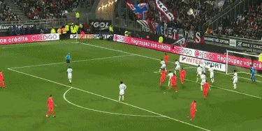 中超半场：加布里埃尔闪击破门，上海海港暂1-0大连英博（中超半场战报：加布里埃尔开场闪击，上海海港半场1-0领先大连英博）