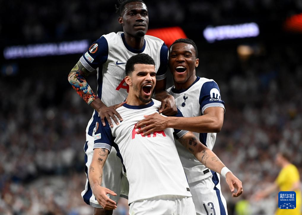 皇马在国家德比后失利，阿隆索面临下课危机，巴萨趁机领跑，西甲争冠形势严峻。（皇马德比败北阿隆索帅位告急，巴萨趁势领跑，西甲争冠白热化）