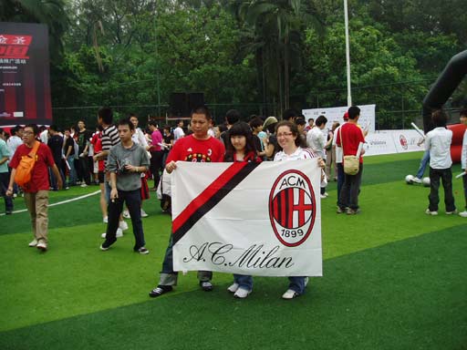 蛇精灵大战红魔鬼！意甲官方发布米兰德比预热海报（意甲发布米兰德比预热海报：蛇精灵对决红魔鬼）