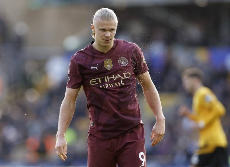 皇马对塞维利亚裁判确定，上赛季未罚下飞铲姆巴佩球员惹争议（皇马战塞维利亚主裁确定：曾因上季未将飞铲姆巴佩者罚下而引争议）