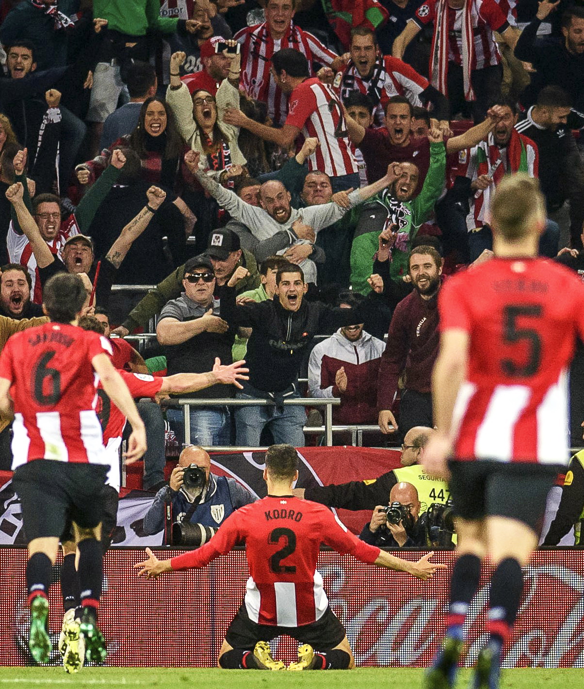 恍如隔世，巴萨上一次在诺坎普比赛法蒂双响，登贝莱助攻（仿佛隔世：巴萨上次诺坎普之战，法蒂梅开二度，登贝莱送助攻）