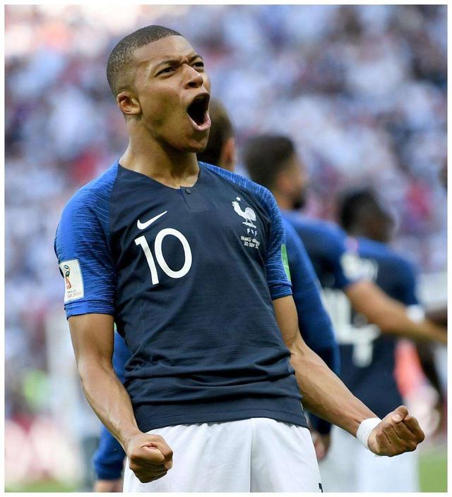 库蒂尼奥为小儿子庆祝生日，一家人身穿他效力过球队的球衣（库蒂尼奥为幼子庆生，全家齐穿他曾效力球队球衣）