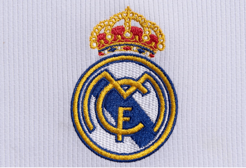 默特萨克、于大宝观战梅州U15vs浙江U15，并与小球员互动（默特萨克与于大宝现场观看梅州U15对浙江U15，并与小球员亲切互动）